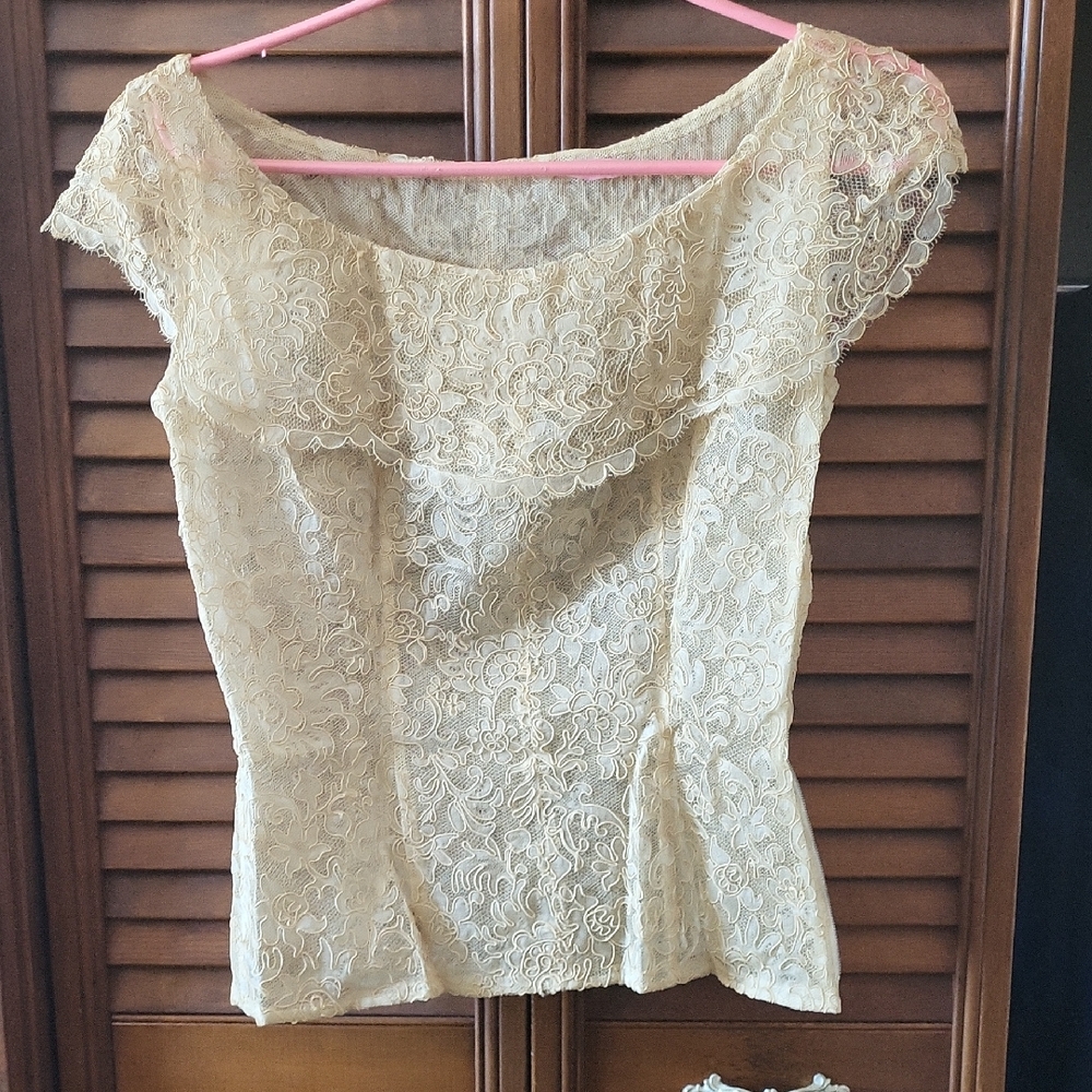 Lace Cap-Sleeve Women’s Top in Cream